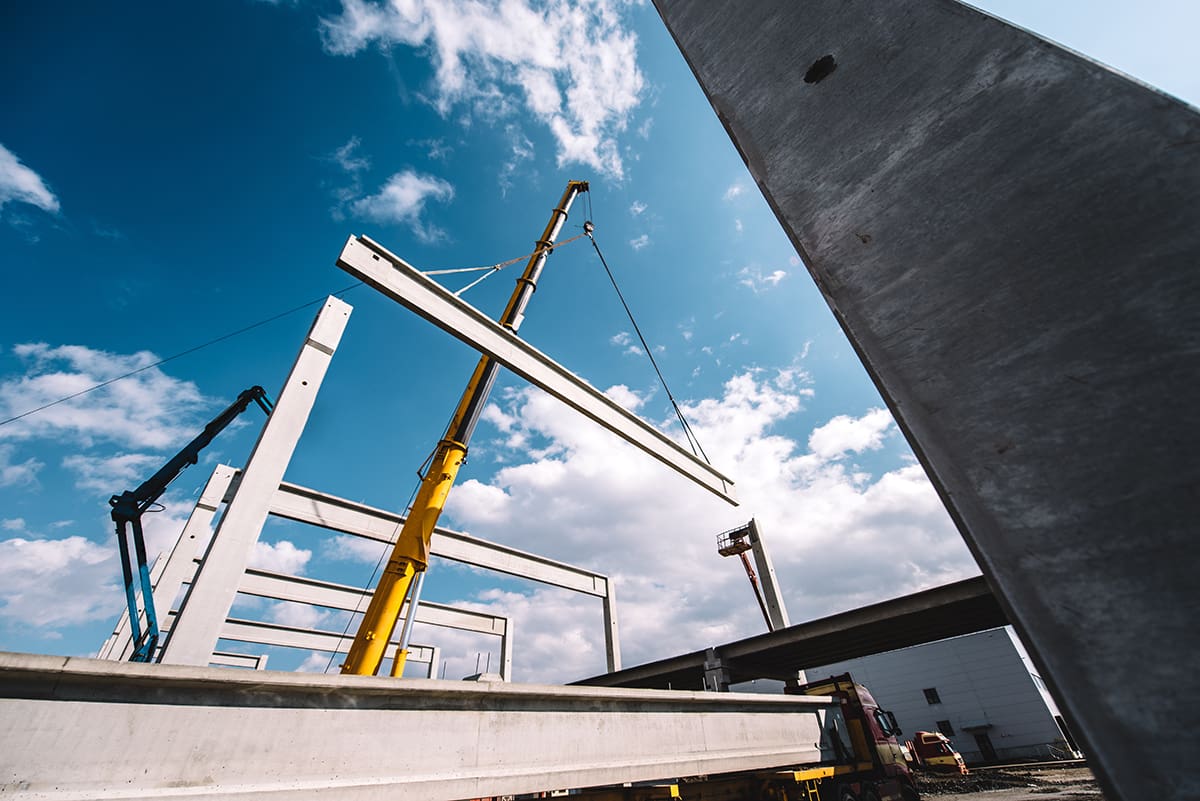 Cranes lifting prefabfricated steel